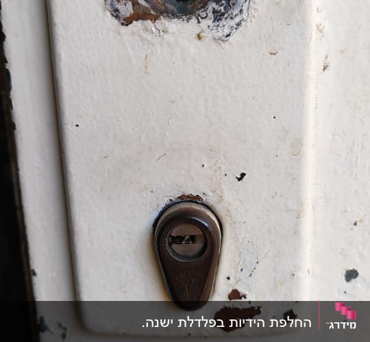 מנעול דלת מתכת עם סימני חלודה